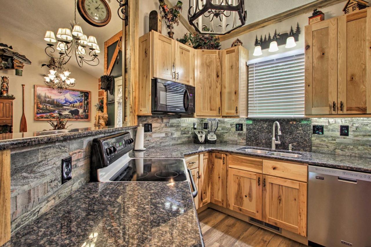 Eclectic Cabin With Hot Tub 1 Mi To Ober Gatlinburg Exterior photo